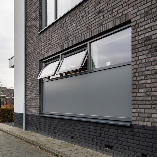 Wit kunststof draaikiepraam met HR++ glas in een Nijverdaalse woning